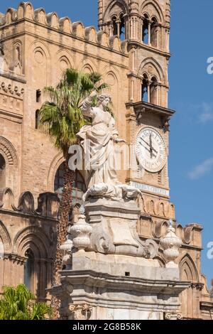 Skulptur vor der Kathedrale von Palermo gegen blauen Himmel, Sizilien Stockfoto