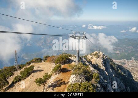 Babadag Berg mit Seilbahn zu den Städten Oludeniz und Fethiye in der Türkei. Stockfoto