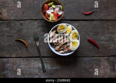 Blick von oben auf frisch zubereitetes caesar-Huhn und Eiersalat. Stockfoto
