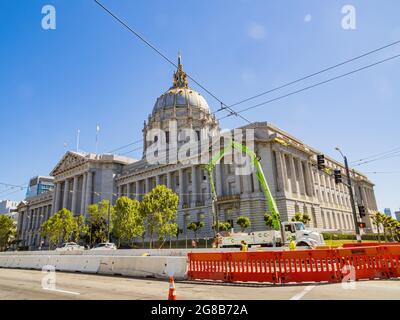 San Francisco, 20. MAI 2021 - Sonniger Blick auf das Rathaus von San Francisco Stockfoto