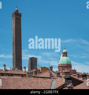 Eindrucksvoller Blick auf Dächer, Türme und den Dom in der Innenstadt von Bologna. Emilia und Romagna, Italien Stockfoto