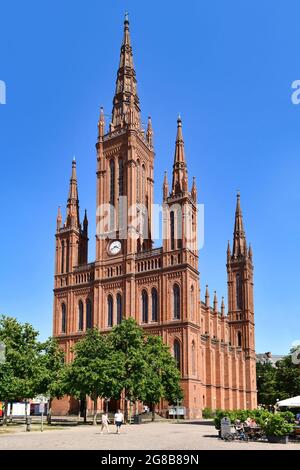 Wiesbaden, Deutschland - Juli 2021: Neugotische evangelische Kirche mit dem Namen „Marktkirche“ Stockfoto