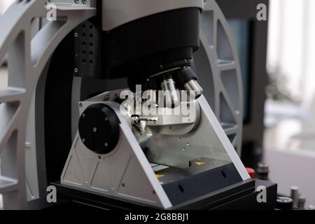 CNC-Werkzeugmaschinenprüfung mit optischer Koordinatenmessmaschine CMM Stockfoto