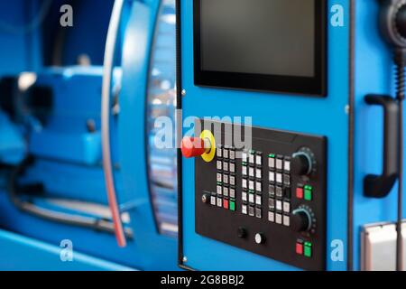 Industrielles Bearbeitungszentrum mit CNC-Bedienfeld. Selektiver Fokus. Stockfoto