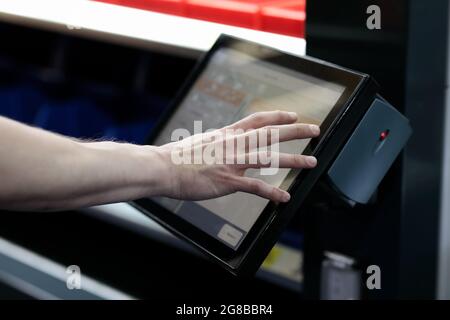 Bedienfeld mit Remote-Touchscreen für Industrieanlagen. Selektiver Fokus. Stockfoto