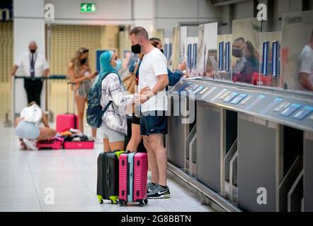 Urlauber checken am Flughafen Glasgow für den Jet2-Flug 7.15 nach Ibiza ein. Bilddatum: Montag, 19. Juli 2021. Stockfoto