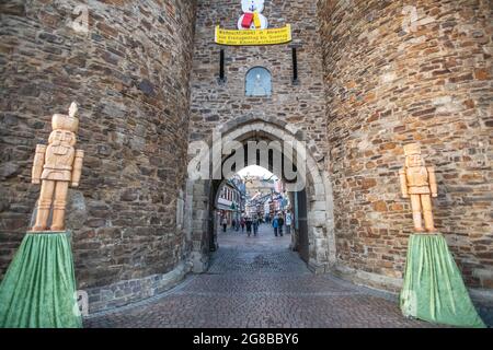 Ahrweiler, Rheinland-Pfalz, Deutschland - 24. November 2019: Eintritt in die Altstadt während der Weihnachtsmärkte. Die Altstadt von Ahrweiler war stark von Staumauer überstaut Stockfoto