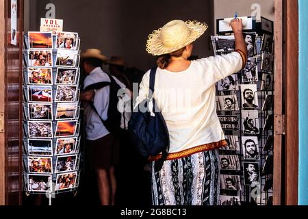 Touristen kaufen Postkarten in einem Geschäft in Havanna, Kuba Stockfoto