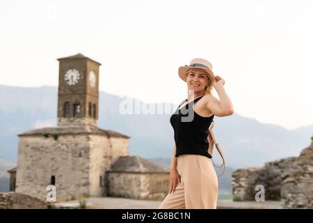 GJIROKASTER, ALBANIEN. Die Menschen genießen die friedliche Atmosphäre in den Vierteln der Altstadt, UNESCO-Weltkulturerbe und beliebtes Touristenziel. Stockfoto