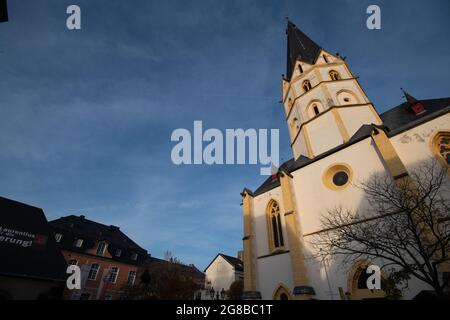 Ahrweiler, Rheinland-Pfalz, Deutschland: St. Laurentius-Kirche auf dem Marktplatz in der Altstadt von Ahrweiler Stockfoto