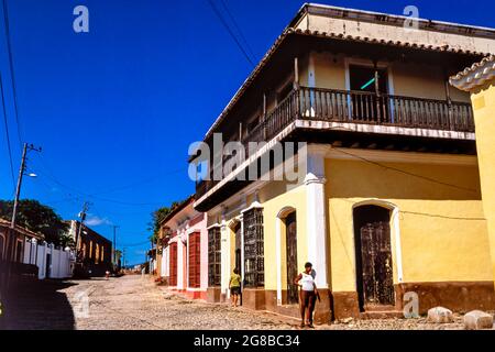 Kubanische Frau in leerer Straße, Santa Clara, Kuba Stockfoto