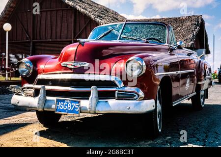 50er Jahre klassisches amerikanisches Chevrolet Cabriolet,1951 Chevrolet Styleeline Deluxe Bel Air, an der Tankstelle auf der Straße von Havanna nach Santa Clara, Kuba Stockfoto