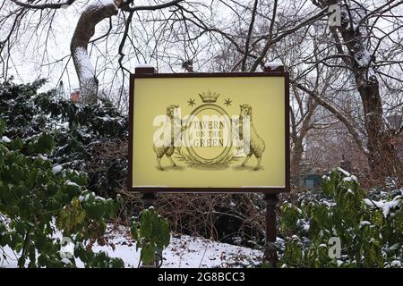 Taverne auf dem grünen Schild Stockfoto