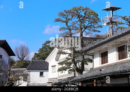 Mittelalterliche Straße mit traditionellen japanischen Häuser und Lagerhäuser in Kurashiki Bikan Bezirk, Stadt, Japan Stockfoto