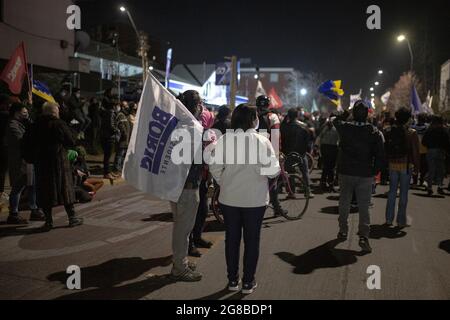 Santiago, Chile. Juli 2021. Gabriel Boric Supporters winken Flaggen, als sie seinen Wahlsieg feiern.Es wurden Primary Presidential Election in Chile abgehalten, und die Menschen wählten den damaligen Studentenführer Gabiel Boric als Präsidentschaftskandidaten aus dem Pakt "Approve Dignity Left Pact". (Foto von Vanessa Rubilar/SOPA Images/Sipa USA) Quelle: SIPA USA/Alamy Live News Stockfoto