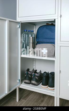 Notfallrucksack und erste-Hilfe-Kasten in einem Schrank aufbewahrt Stockfoto