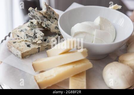 Nahaufnahme des Tellers mit typisch italienischem Käse Gorgonzola, Mozzarella, Schafskäse, Provola, serviert als Hauptgericht im Restaurant, Tageslicht Stockfoto