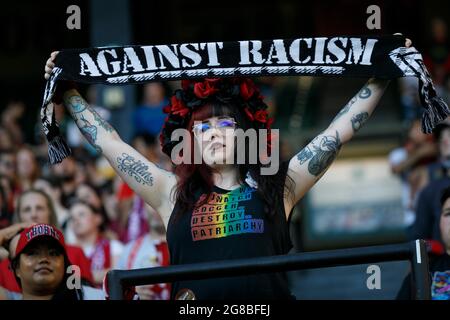 Portland, USA. Juli 2021. Ein Dorns Cheerleader hält einen Schal, als der Portland Thorns FC am 18. Juli 2021 im Providence Park den Orlando Pride, 2:1, besiegt. Portland, Oregon (Foto: John Rudoff/Sipa USA) Quelle: SIPA USA/Alamy Live News Stockfoto