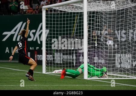 Portland, USA. Juli 2021. Das Tor von Marissa Everett aus Portland fliegt in die Spitze des Netzes, als der FC Portland Thorns am 18. Juli 2021 im Providence Park den Orlando Pride mit 2:1 besiegt. Portland, Oregon (Foto: John Rudoff/Sipa USA) Quelle: SIPA USA/Alamy Live News Stockfoto