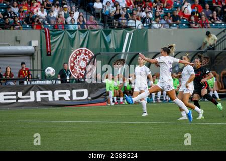 Portland, USA. Juli 2021. Sophia Smith aus Portland (ganz rechts) tritt das erste Tor des Spiels, als der FC Portland Thorns am 18. Juli 2021 im Providence Park den Orlando Pride, 2:1, besiegt. Portland, Oregon (Foto: John Rudoff/Sipa USA) Quelle: SIPA USA/Alamy Live News Stockfoto