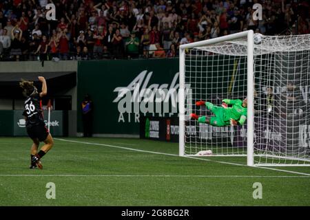 Portland, USA. Juli 2021. Das Tor von Marissa Everett aus Portland fliegt in die Spitze des Netzes, als der FC Portland Thorns am 18. Juli 2021 im Providence Park den Orlando Pride mit 2:1 besiegt. Portland, Oregon (Foto: John Rudoff/Sipa USA) Quelle: SIPA USA/Alamy Live News Stockfoto