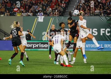 Portland, USA. Juli 2021. Die Spieler steigen um einen Kopfball in der Nähe des Netzes, als der FC Portland Thorns am 18. Juli 2021 im Providence Park den Orlando Pride, 2:1, besiegt. Portland, Oregon (Foto: John Rudoff/Sipa USA) Quelle: SIPA USA/Alamy Live News Stockfoto