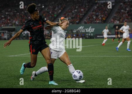 Portland, USA. Juli 2021. Simone Charley aus Portland jagt den Ball, als der Portland Thorns FC am 18. Juli 2021 im Providence Park den Orlando Pride, 2:1, besiegt. Portland, Oregon (Foto: John Rudoff/Sipa USA) Quelle: SIPA USA/Alamy Live News Stockfoto