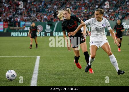 Portland, USA. Juli 2021. Morgan Weaver von Portland und Kylie Strom von Orlando jagen den Rhe Ball, als der FC Portland Thorns am 18. Juli 2021 im Providence Park den Orlando Pride 2:1 besiegt. Portland, Oregon (Foto: John Rudoff/Sipa USA) Quelle: SIPA USA/Alamy Live News Stockfoto