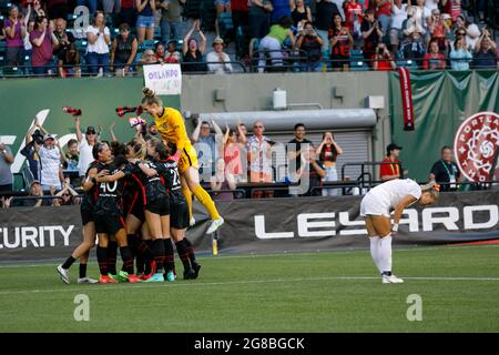 Portland, USA. Juli 2021. Portland feiert sein erstes Tor, als der Portland Thorns FC am 18. Juli 2021 im Providence Park den Orlando Pride, 2:1, besiegt. Portland, Oregon (Foto: John Rudoff/Sipa USA) Quelle: SIPA USA/Alamy Live News Stockfoto