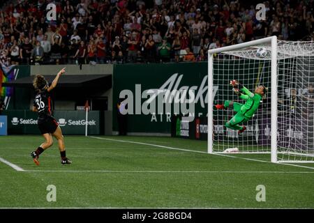 Portland, USA. Juli 2021. Das Tor von Marissa Everett aus Portland fliegt in die Spitze des Netzes, als der FC Portland Thorns am 18. Juli 2021 im Providence Park den Orlando Pride mit 2:1 besiegt. Portland, Oregon (Foto: John Rudoff/Sipa USA) Quelle: SIPA USA/Alamy Live News Stockfoto