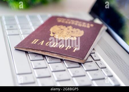 PASSPORT der Russischen Föderation auf einer grauen Laptop-Tastatur. Identifikation des Nutzers im Internet. Verbot des Zugangs zum Internet ohne Stockfoto