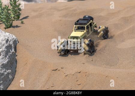 Funkgesteuertes Buggy-Auto mit Elektromotor auf Sand. Geländefahrt Stockfoto