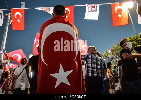 Ankara, Türkei. Juli 2021. Ein Mann mit türkischer Nationalflagge nimmt am Donnerstag, dem 15. Juli 2021, an einer Kundgebung zum fünften Jahrestag des gescheiterten Putschversuchs am 15. Juli 2016 in Ankara, Türkei, Teil. (Foto: Altan Gocher/GocherImagery/Sipa USA) Quelle: SIPA USA/Alamy Live News Stockfoto