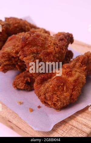 Würzige, Tiefgebratene Panierte Hähnchenflügel Stockfoto