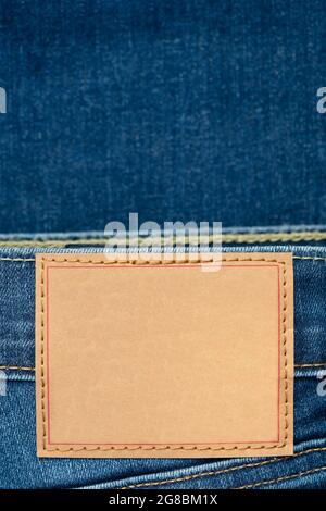 Lederfarbenes Label an der neuen Jeans-Hose. Stockfoto
