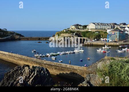 Tapia de Casariego, Asturien, Spanien. Juli 2021: Schiffe im Hafen Stockfoto