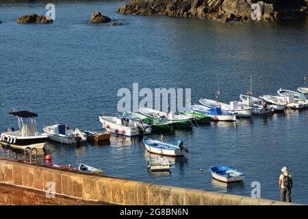 Tapia de Casariego, Asturien, Spanien. Juli 2021: Schiffe im Hafen Stockfoto