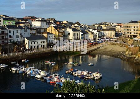 Tapia de Casariego, Asturien, Spanien. Juli 2021: Touristisches Dorf Stockfoto