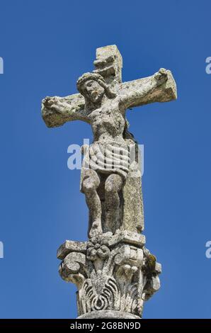 Vertikale Aufnahme einer Jesus-Skulptur in der Nähe des Camino de Santiago in Combarro, Spanien Stockfoto