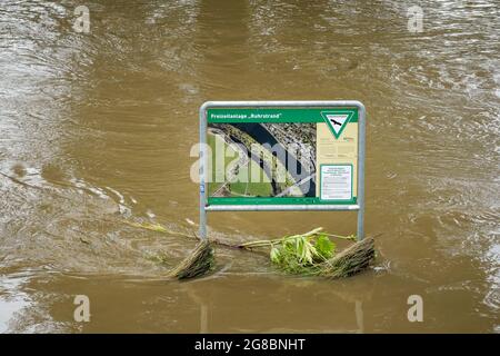 Mülheim an der Ruhr, Nordrhein-Westfalen, Deutschland - Hochwasser, Erholungsgebiet Ruhrstrand am Ruhrufer ist überflutet. Stockfoto