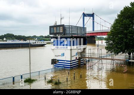 Duisburg, Nordrhein-Westfalen, Deutschland - Hochwasser, Ruhrortspur zeigt über 9 Meter, Friedrich-Ebert-Brücke im Rücken. Stockfoto