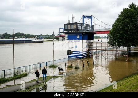 Duisburg, Nordrhein-Westfalen, Deutschland - Hochwasser, Ruhrortspur zeigt über 9 Meter, Friedrich-Ebert-Brücke im Rücken. Stockfoto