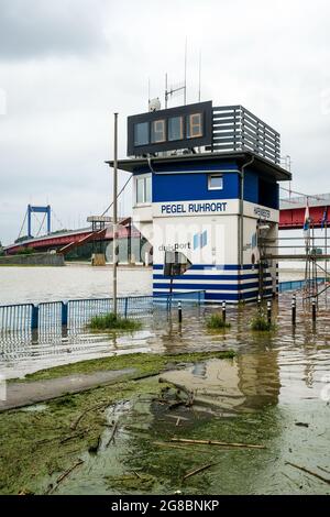 Duisburg, Nordrhein-Westfalen, Deutschland - Hochwasser, Ruhrortspur zeigt über 9 Meter, Friedrich-Ebert-Brücke im Rücken. Stockfoto