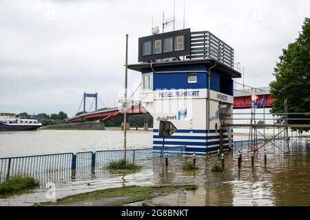 Duisburg, Nordrhein-Westfalen, Deutschland - Hochwasser, Ruhrortspur zeigt über 9 Meter, Friedrich-Ebert-Brücke im Rücken. Stockfoto