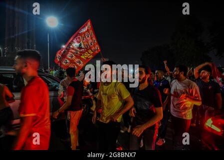 Gezira, Kairo, Ägypten. Juli 2021. Kairo, Ägypten. 18. Juli 2021. Al-Ahly-Fans feiern am Samstagabend in Gezira den Sieg ihrer Mannschaft in der African Champions League. Das Al-Ahly-Team gewann die African Champions League, nachdem es das Kaizer Chiefs-Team in Marokko besiegt hatte. Al Ahly Sporting Club ist ein ägyptischer Fußballverein mit Sitz in Kairo. Am Samstag gewann sie zum 10. Mal die African Champions League und zum zweiten Mal in Folge (Bildquelle: © Sayed Jaafar/IMAGESLIVE via ZUMA Press Wire) Stockfoto