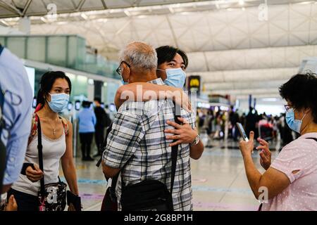 Hongkong. Juli 2021. Am internationalen Flughafen Hongkong umarmen sich die Menschen in Tränen. Tausende von Hongkongers nutzen die letzte Chance, das Vereinigte Königreich zu betreten, bevor die Richtlinie „Verlassen Sie sich außerhalb der Regeln“ (L) für Inhaber von BN(O)-Passes heute Abend um Mitternacht abläuft. Im Rahmen der Politik können diejenigen, die noch kein BN(O)-Visum erhalten haben, bis zu sechs Monate lang mit dem Status L im Land leben und arbeiten. (Bild: © Keith Tsuji/ZUMA Press Wire) Bild: ZUMA Press, Inc./Alamy Live News Stockfoto