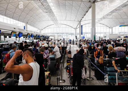 Hongkong. Juli 2021. Am internationalen Flughafen von Hongkong stehen die Leute Schlange, um abreisen zu können. Tausende von Hongkongers nutzen die letzte Chance, das Vereinigte Königreich zu betreten, bevor die Richtlinie „Verlassen Sie sich außerhalb der Regeln“ (L) für Inhaber von BN(O)-Passes heute Abend um Mitternacht abläuft. Im Rahmen der Politik können diejenigen, die noch kein BN(O)-Visum erhalten haben, bis zu sechs Monate lang mit dem Status L im Land leben und arbeiten. (Bild: © Keith Tsuji/ZUMA Press Wire) Bild: ZUMA Press, Inc./Alamy Live News Stockfoto