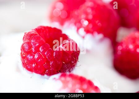 Hausgemachter Bio-Joghurt mit Himbeeren. Leckeres Frühstück. Gesundes Wohnkonzept Stockfoto