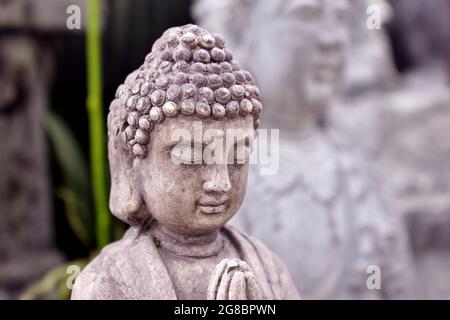 Buddha Steinstatue aus der Nähe. Traditionelle buddhistische Skulptur für Heim- oder Tempeldekoration Stockfoto