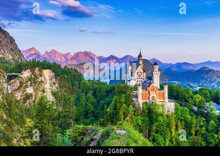 Schloss Neuschwanstein, Deutschland. Vorderansicht des Schlosses und der Queen Mary's Brücke. Die bayerischen Alpen im Hintergrund. Stockfoto